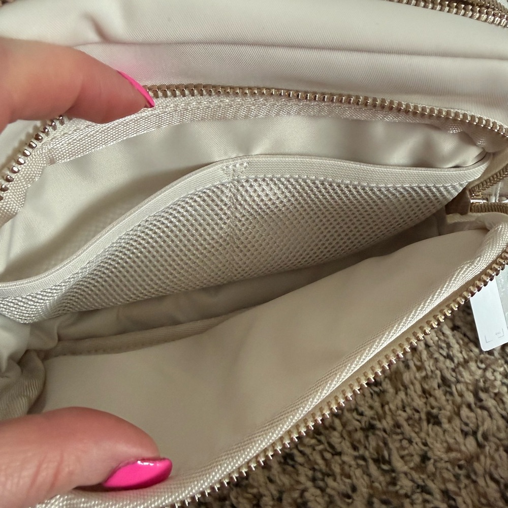 lululemon athletica Everywhere Crossbody Bag with Gold Hardware - Picture 4 of 5